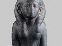 Aeg S 7  Aeg S 7, 12. Dynastie, Statuette einer Frau, Basalt, H 12,5 cm, B 5,0 cm, T 4,6 cm : Bestandskatalog Ägypten, Museumsfoto: Claus Cordes